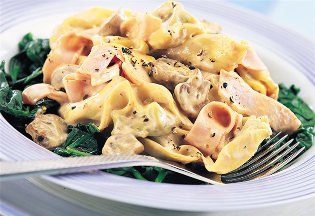 http://www.qassimy.com/up/users/qassimy/how-to-make-pasta-with-mushroom-pesto-sauce-recipe.jpg
